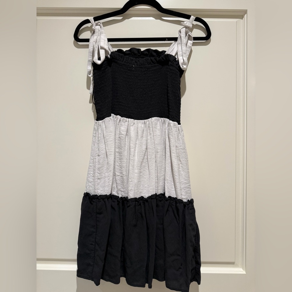 Q and A Los Angeles Brand Dress/Swimsuit Cover - Black and White Colorblock - L